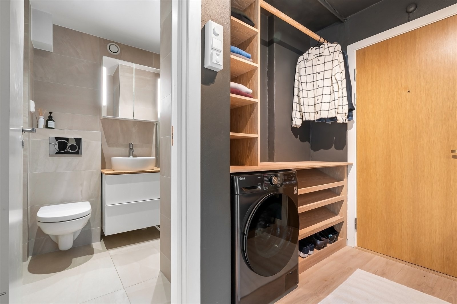 Entré er utstyrt med snekkerbygd garderobe med mulighet for å installere opplegg for vaskemaskin. Det er i tillegg fellesvaskeri i borettslaget. Galleribilde