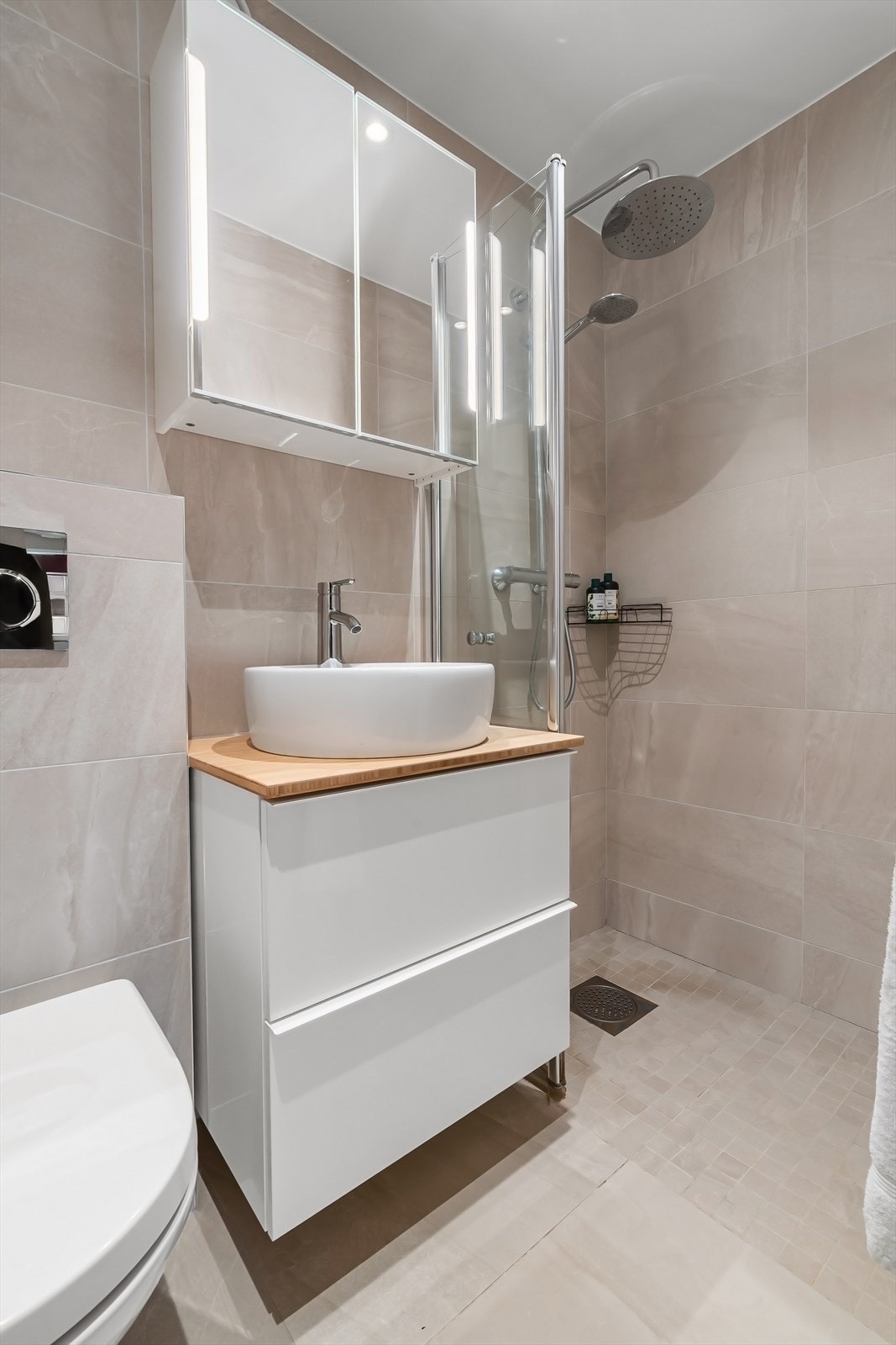 Varmekabler i gulv og downlights i himling. Galleribilde