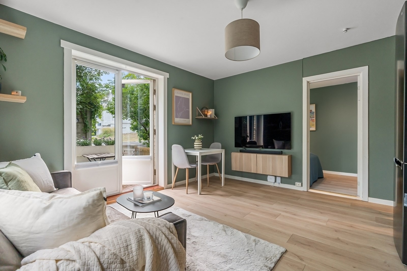 Innbydende og nyoppusset 3-roms hjørneleilighet med sydvestvendt balkong beliggende i høy 1. etg. Doble dører ut til balkongen. Galleribilde