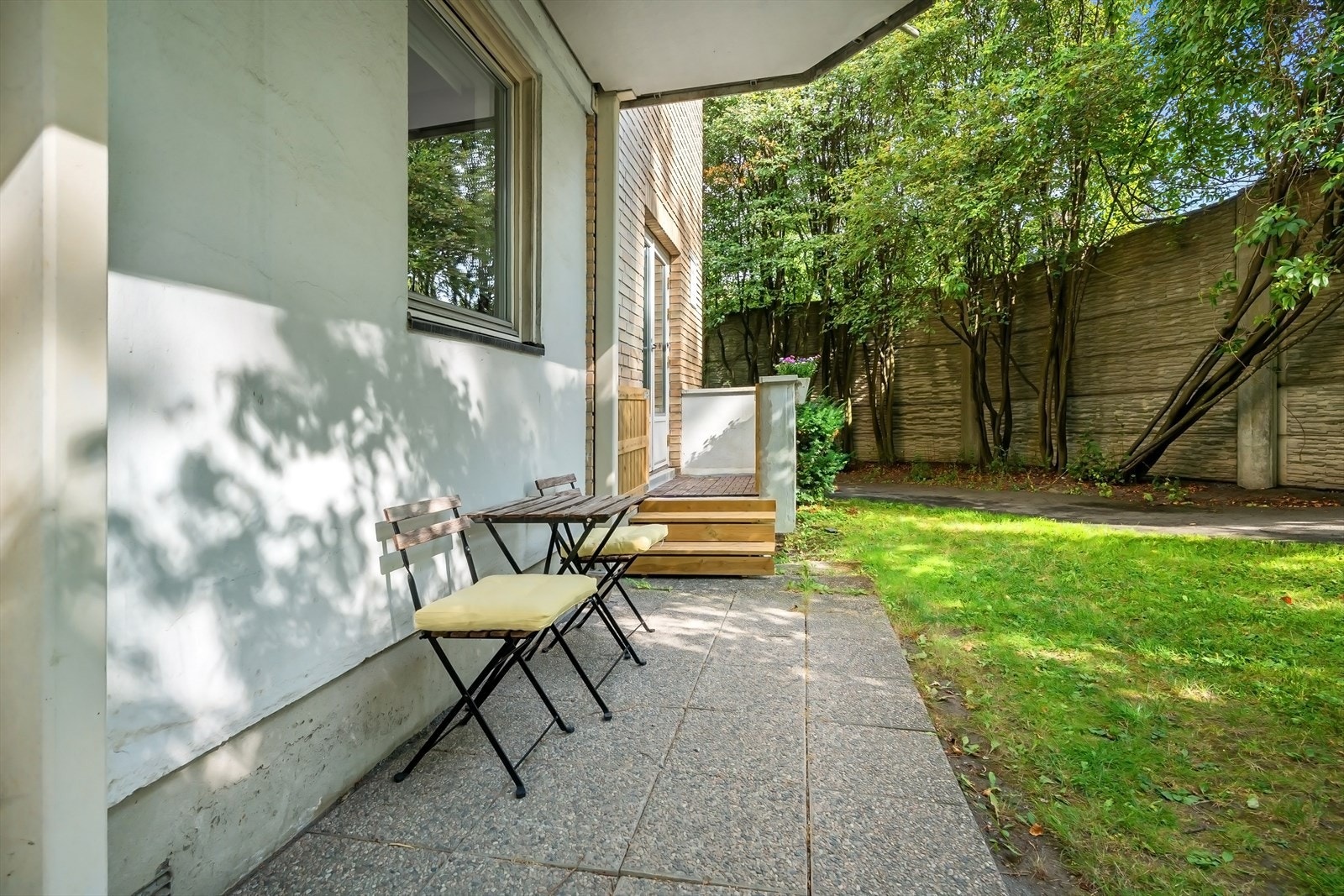 Solrik balkong vendt sydvest. Fra balkongen er det ny trapp og port ned til fellesareal i 2024/2025. Galleribilde