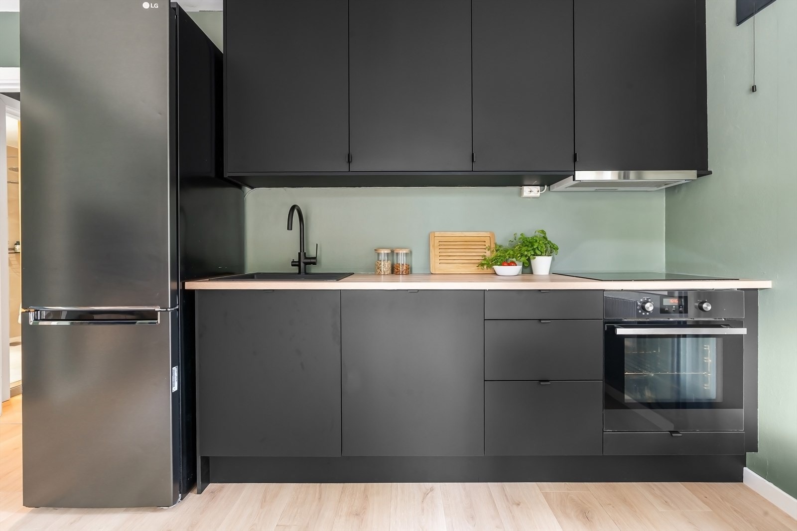 Integrert platetopp, stekeovn og oppvaskmaskin. Nytt kjøleskap/fryser fra LG nytt i 2025. Galleribilde