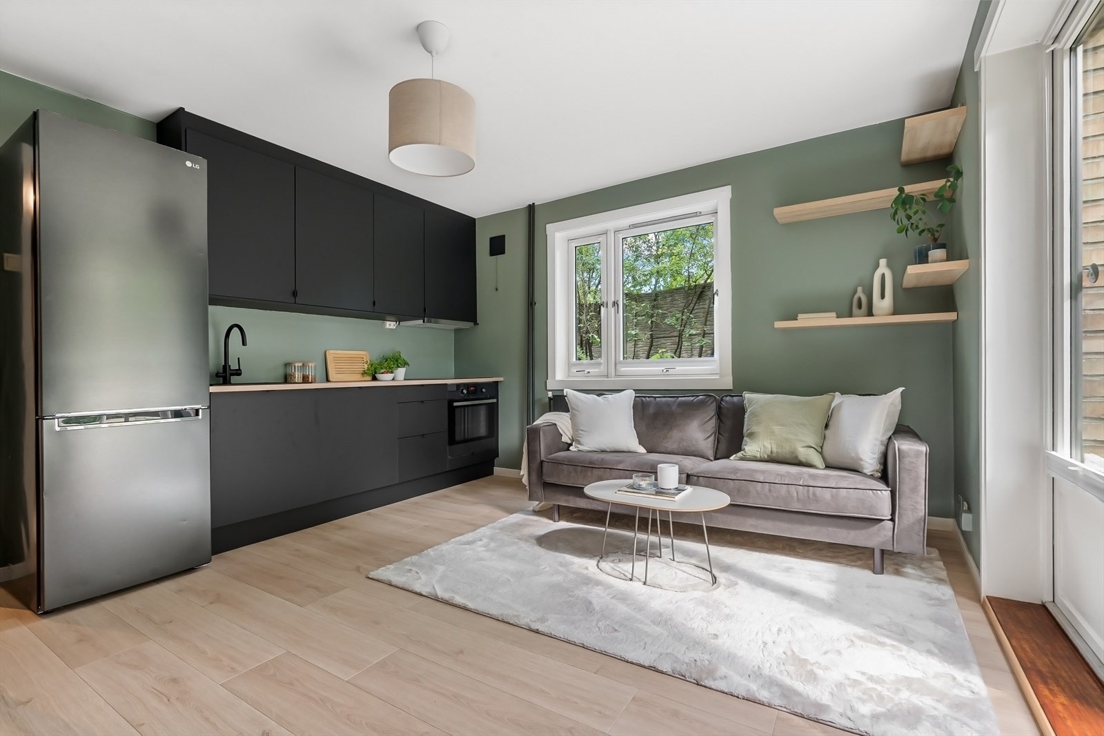 Lekkert nyoppusset kjøkken i 2025 med nye kjøkkenfronter, benkeplate, kum og armatur. Galleribilde