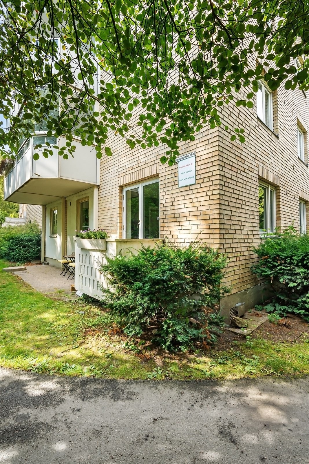 Leiligheten ligger usjenert til. Utenfor er det hyggelige, opparbeidet fellesareal. Galleribilde