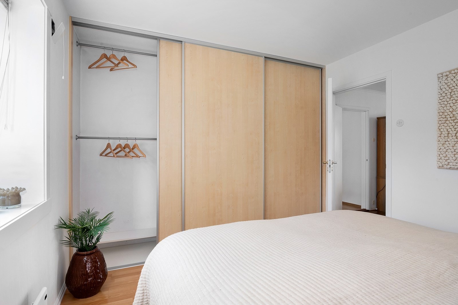 Stor og praktisk skyvedørs garderobe. Galleribilde