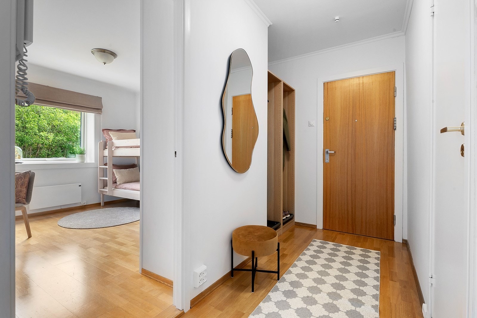 Velkommen inn i en praktisk gang med gode oppbevaringsmuligheter. Galleribilde