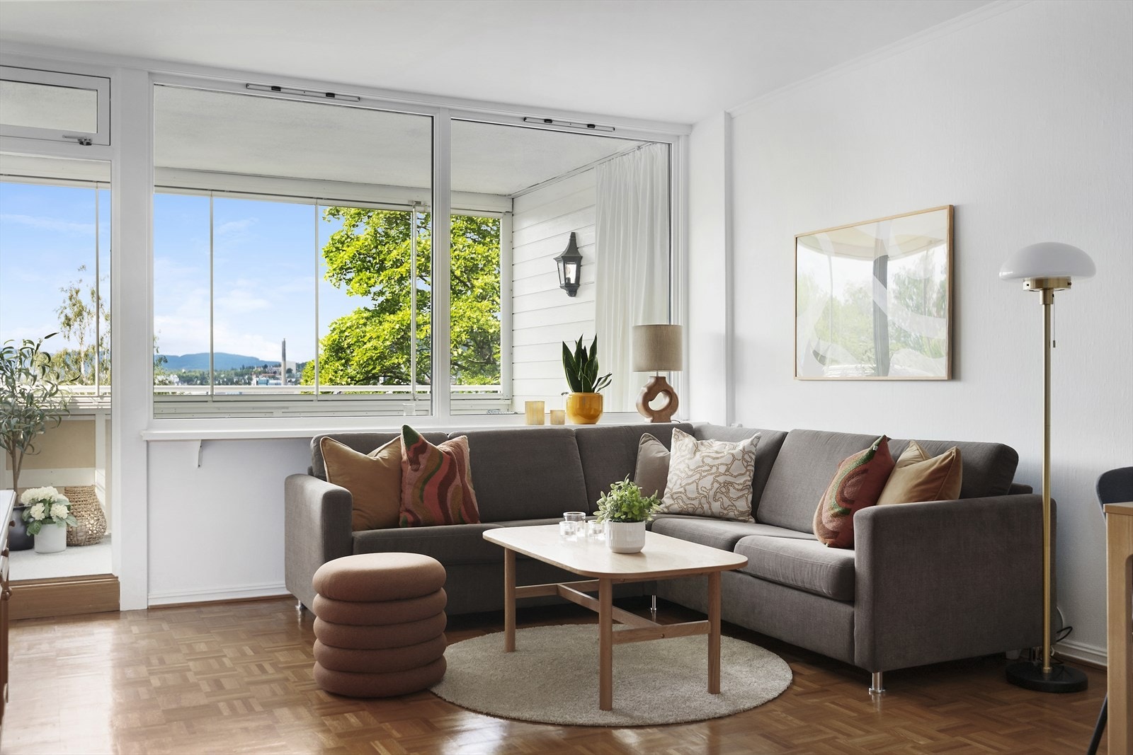 Her har du rikelig med plass til både sofagruppe med tilhørende medialøsning og spisebord. Galleribilde