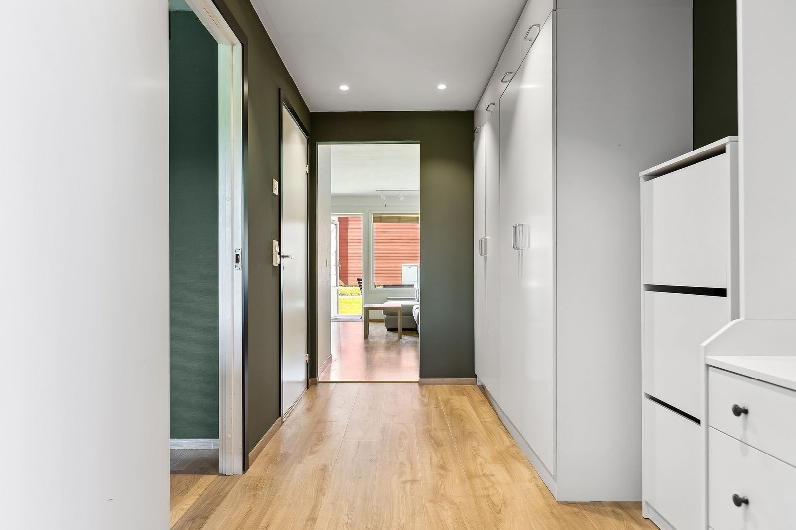 Entréen er romslig og praktisk, med rikelig plass til oppbevaring og en god velkomstfølelse. Galleribilde