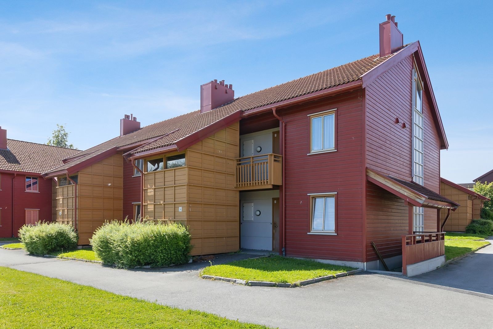 Velstelt og innbydende fellesareal med grønne plener og trivelige oppholdssoner. Galleribilde