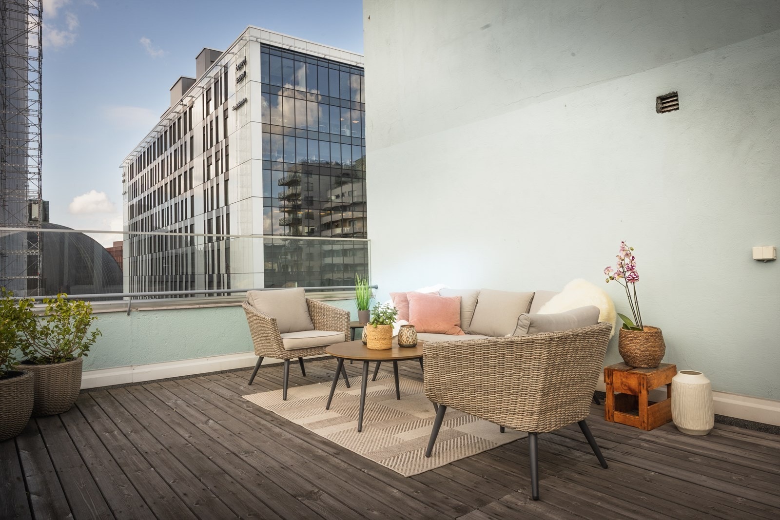 Fra kjøkken er det utgang til stor sydvendt terrasse på hele 26 kvm - perfekt for lange late sommerdager i solen! Galleribilde