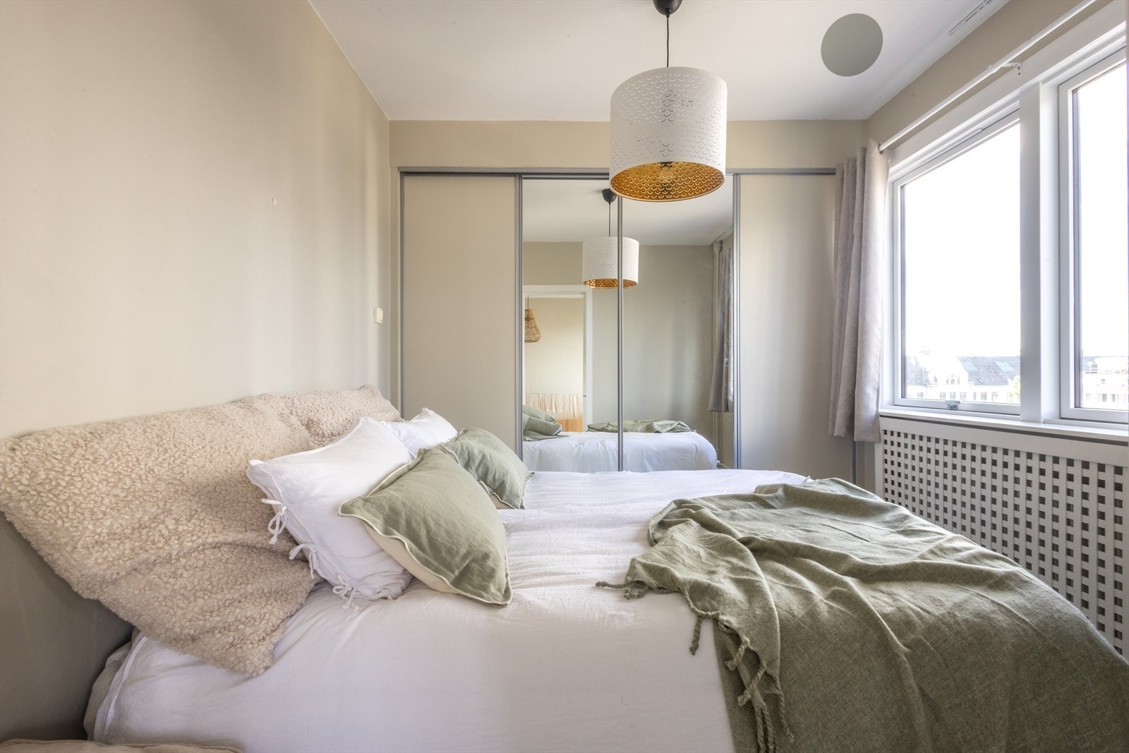 Soverommet er innredet med stor skyvedørsgarderobe for optimal oppbevaring Galleribilde