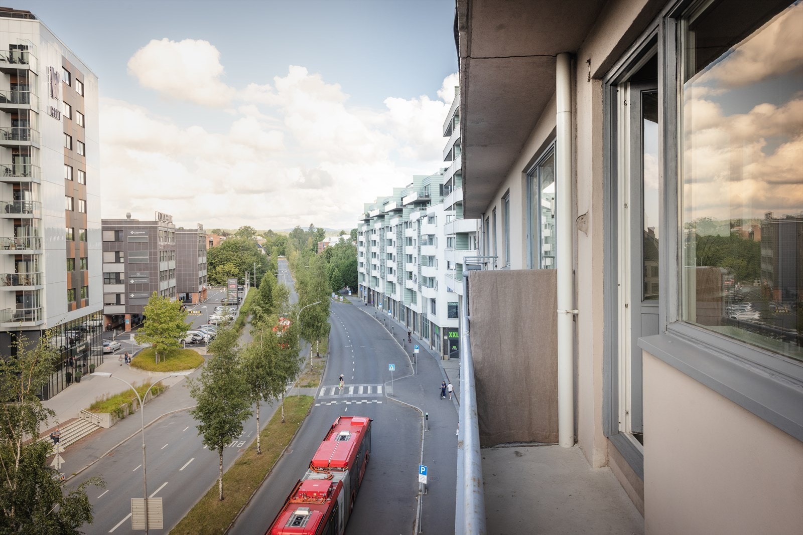 Høyt og fritt fra balkongen - rett over gaten ligger Colosseum senter med bl.a. stor Meny-butikk, apotek, vinmonopol, kafé, blomsterhandel mm. Galleribilde