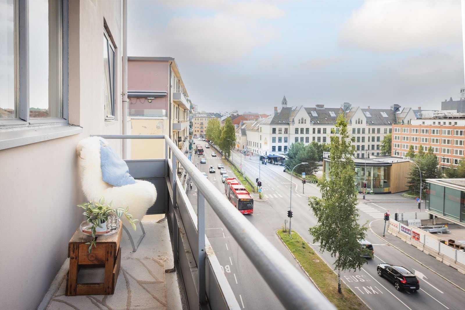 Hyggelig balkong med plass til en liten sittegruppe - et perfekt sted å nyte morgenkaffen eller sommerkveldene Galleribilde