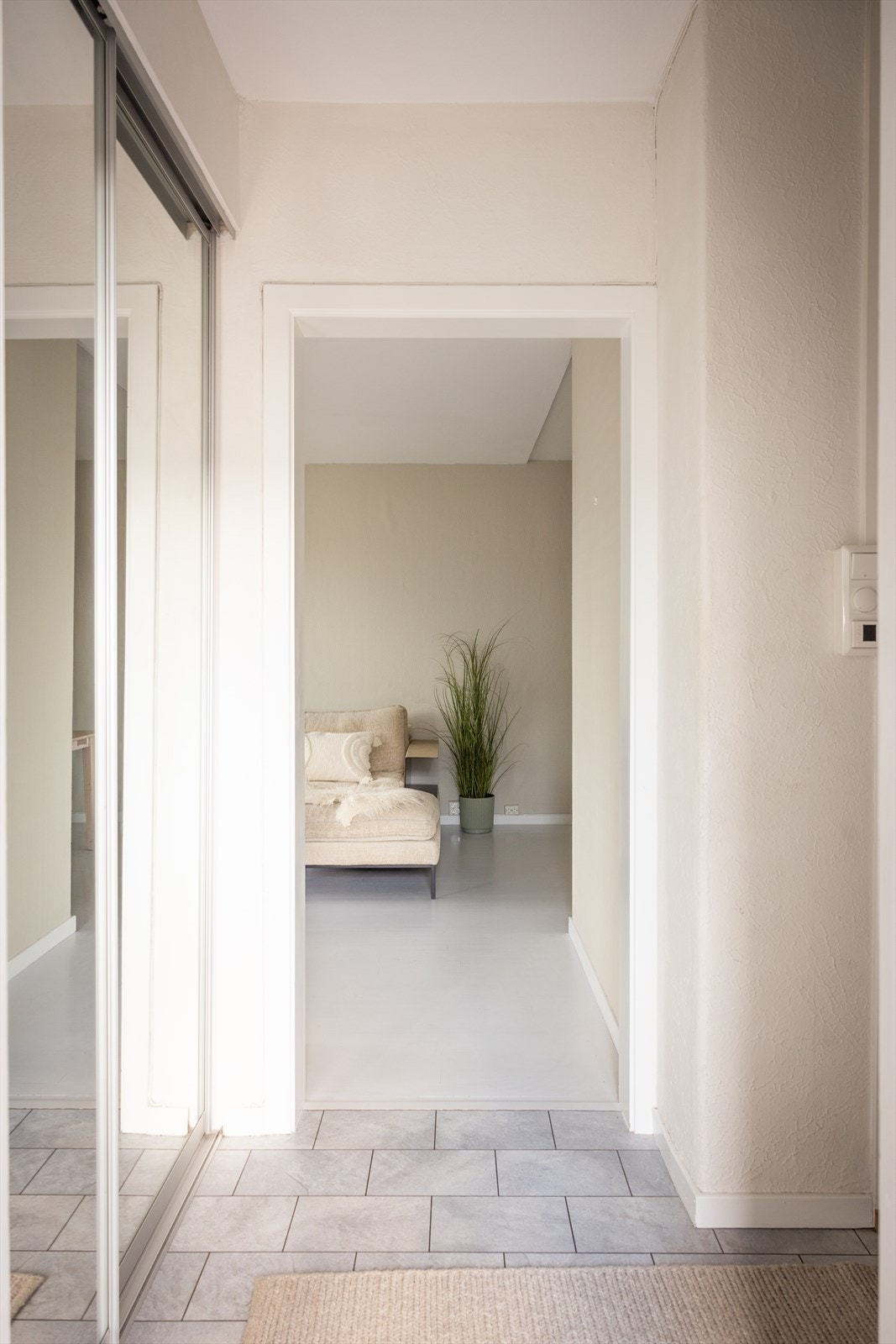 Entre/gang med praktisk skyvedørsgarderobe - boligen disponerer også en kjellerbod på ca. 3kvm Galleribilde