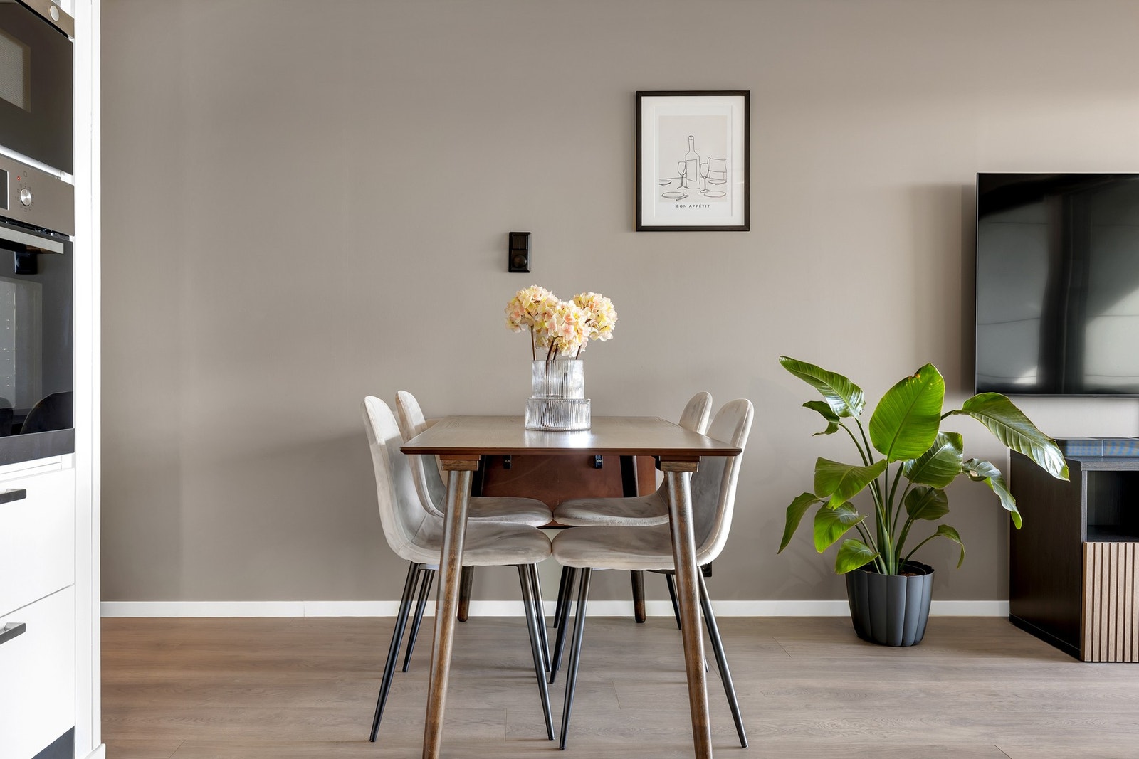 Spisebordet finner sin naturlige plass i overgangen mellom kjøkkenet og stuen. Galleribilde