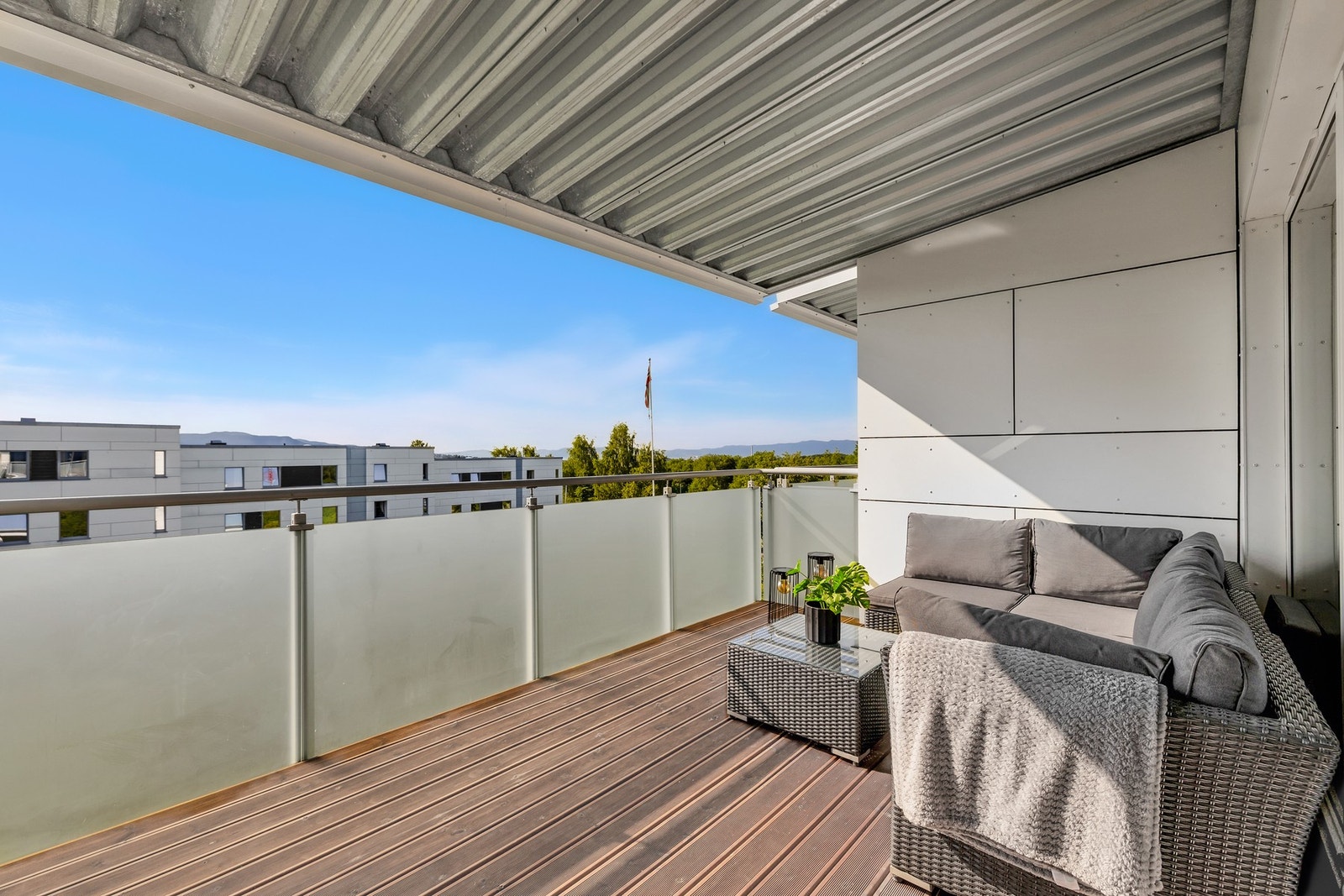 God plass til utemøblement og grill. Ikke den dummeste plassen å slå seg ned med noe godt i glasset! Galleribilde