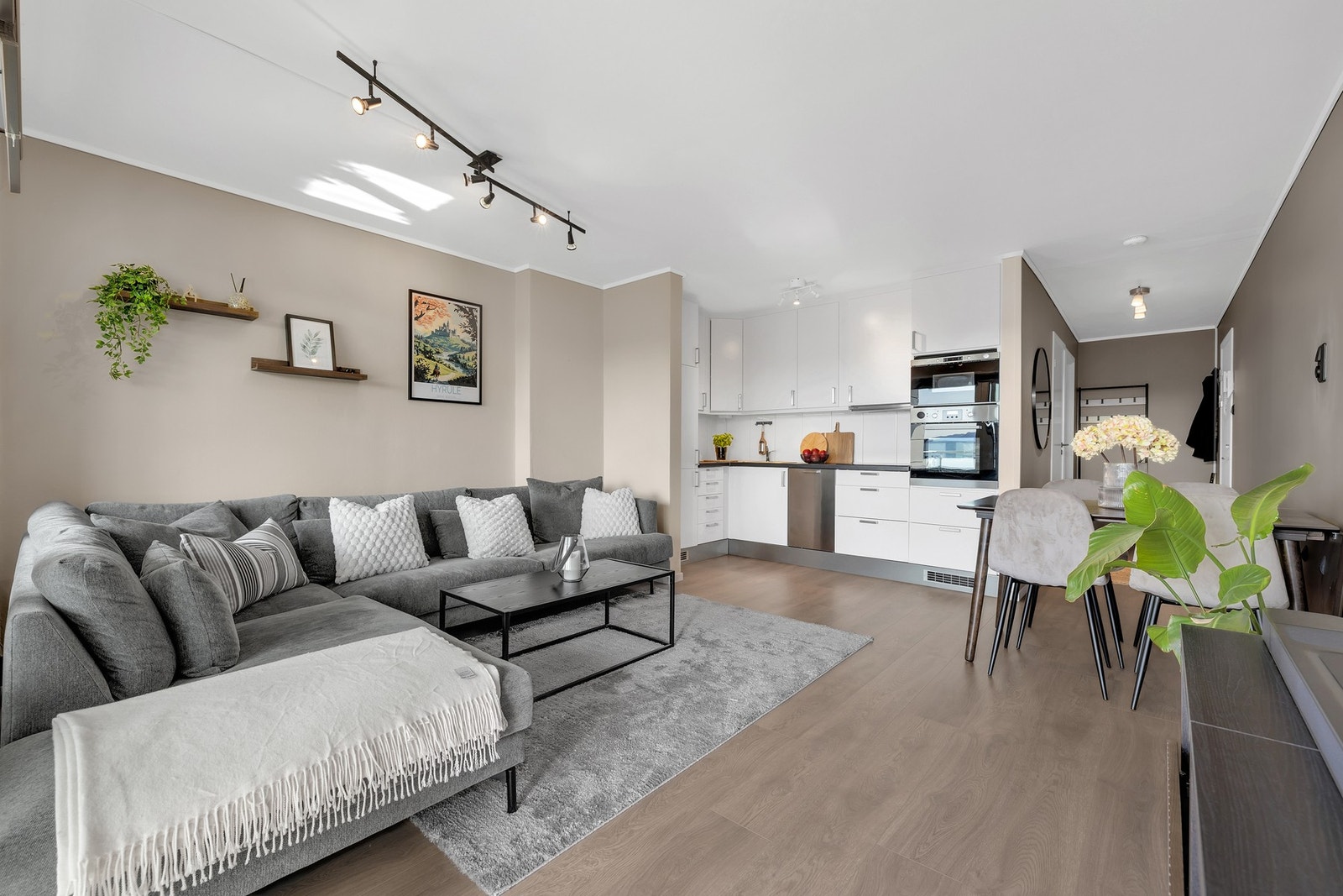 EiendomsMegler1 v/Frank Robert Bae har gleden av å presentere en særdeles flott 2-roms toppleilighet på populære Charlottenlund. Galleribilde