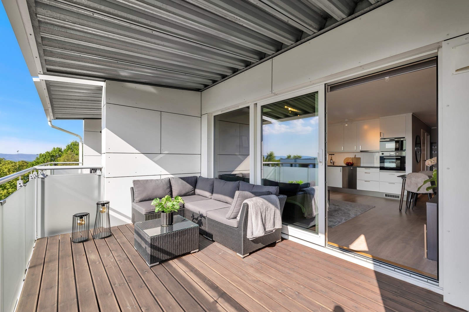 Via skyvedør fra stue kommer du ut på den vestvendte balkongen som måler hele 11 kvm. På finværsdager oppleves den som en forlengelse av stuen. Galleribilde