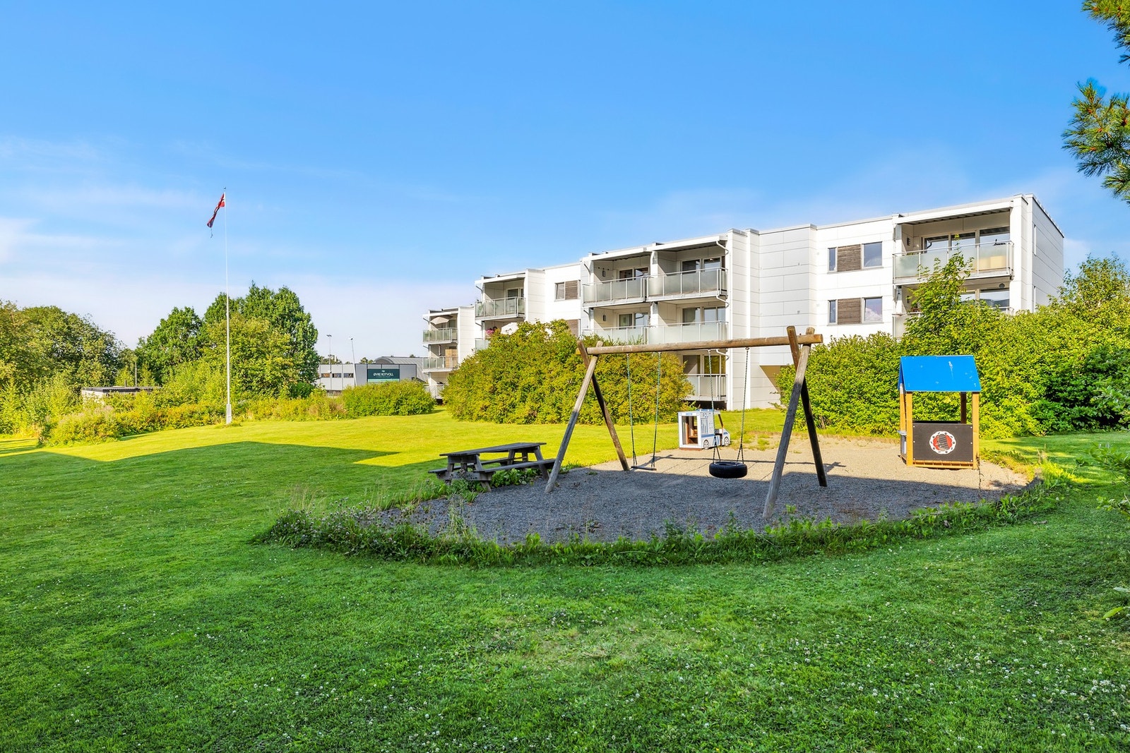 Bygget ble utv. renovert i 2016 med bl.a etterisolering, nye vinduer, nytt tak m.m. Ellers rikelig med p-plasser og mulighet for lading av elbil. Galleribilde