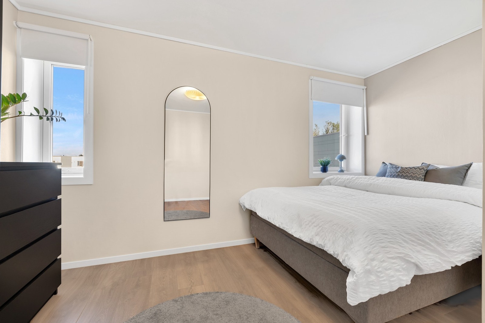 Soverommet er på hele 11,5 kvm. Her har du god plass til dobbeltseng... Galleribilde