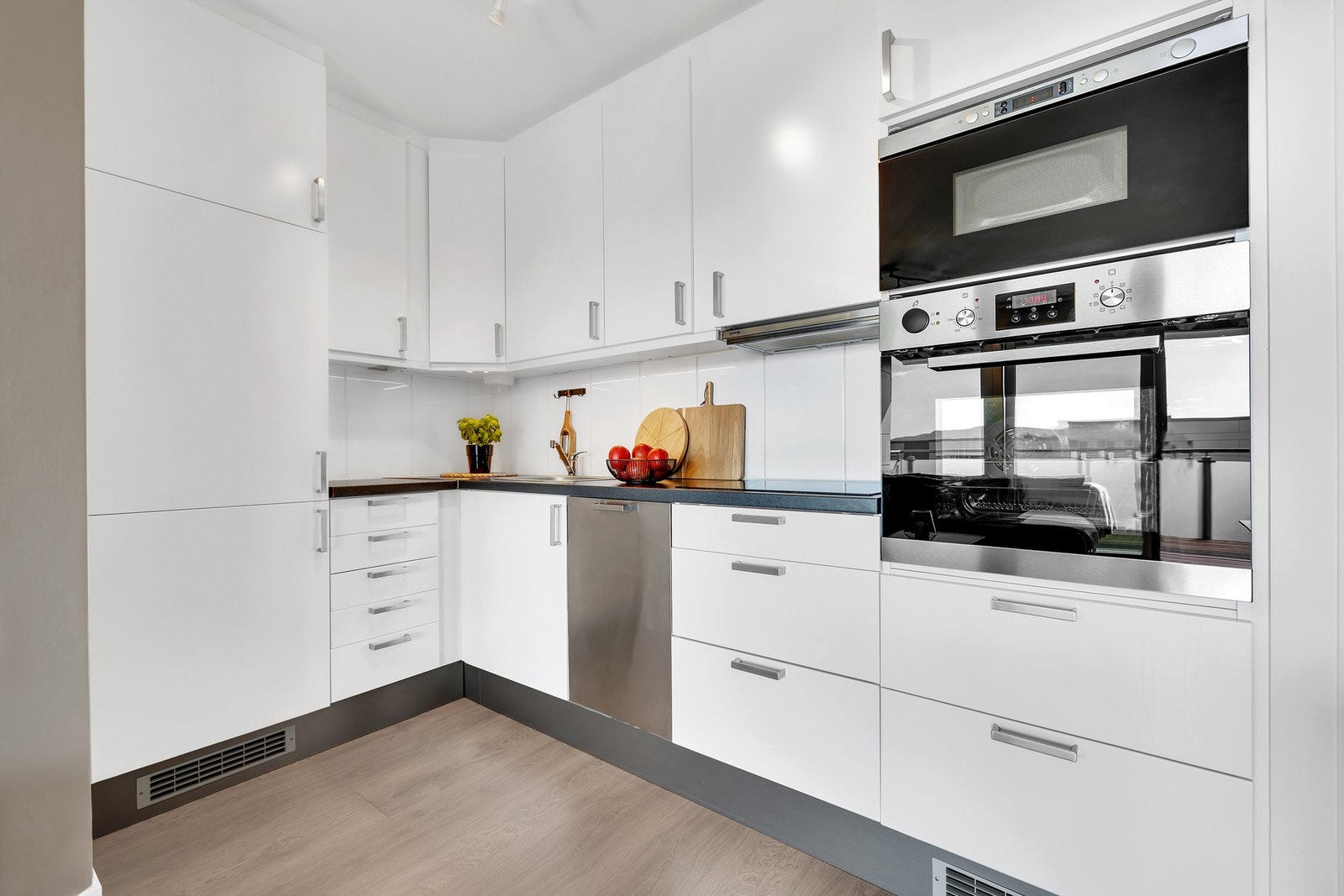 Moderne kjøkken med integrerte hvitevarer i høyskap og takhøy innredning. Takstmannen har gitt tilstandsgrad 0 og 1 på absolutt alle punkter i sin rapport! Galleribilde