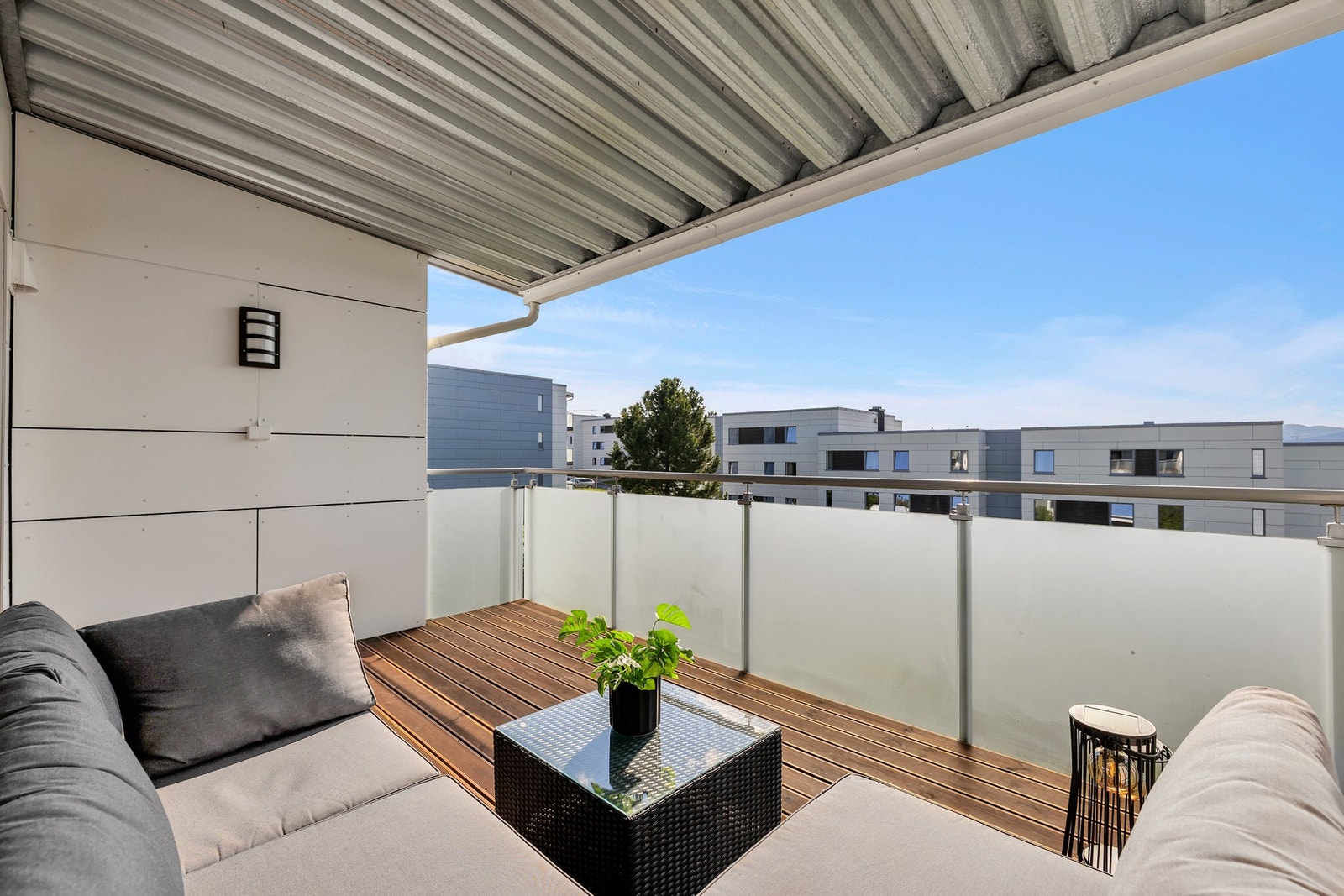 Her sitter du skjermet til, og solen nyter du fra ca. 12:30 til solnedgang på sommerstid. Galleribilde