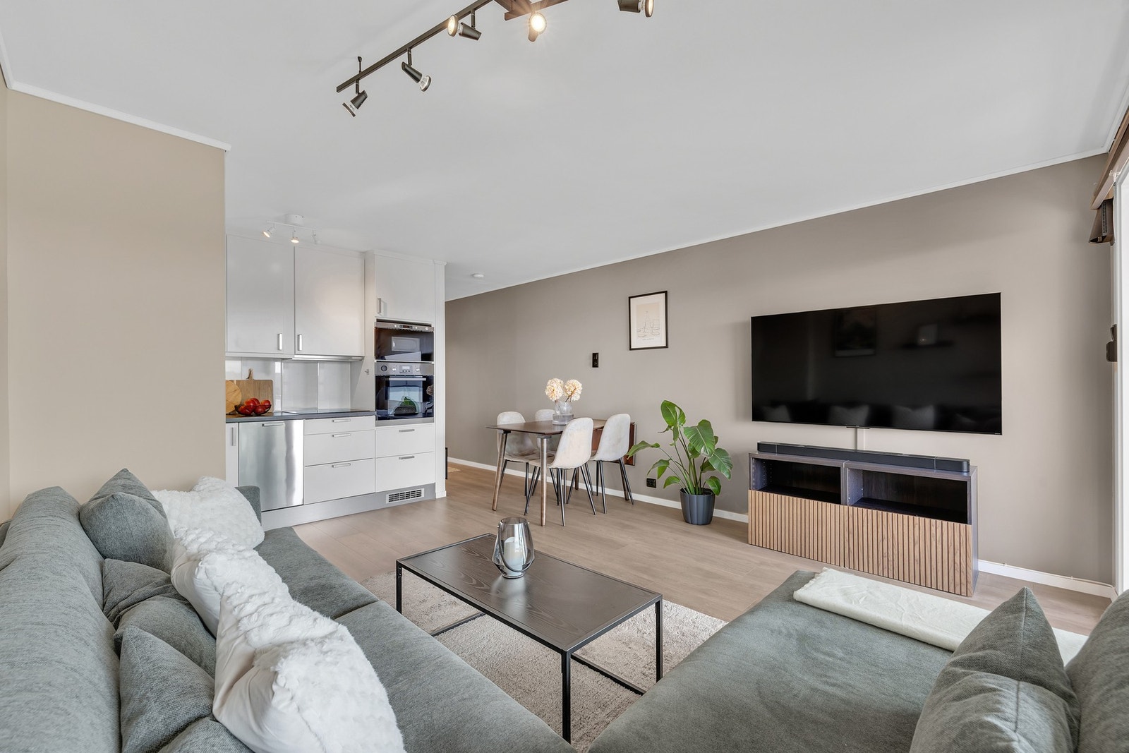 Leiligheten har en gjennomgående innbydende standard, med bl.a 1-stavs gulv og overflater malt i moderne fargetoner. Galleribilde