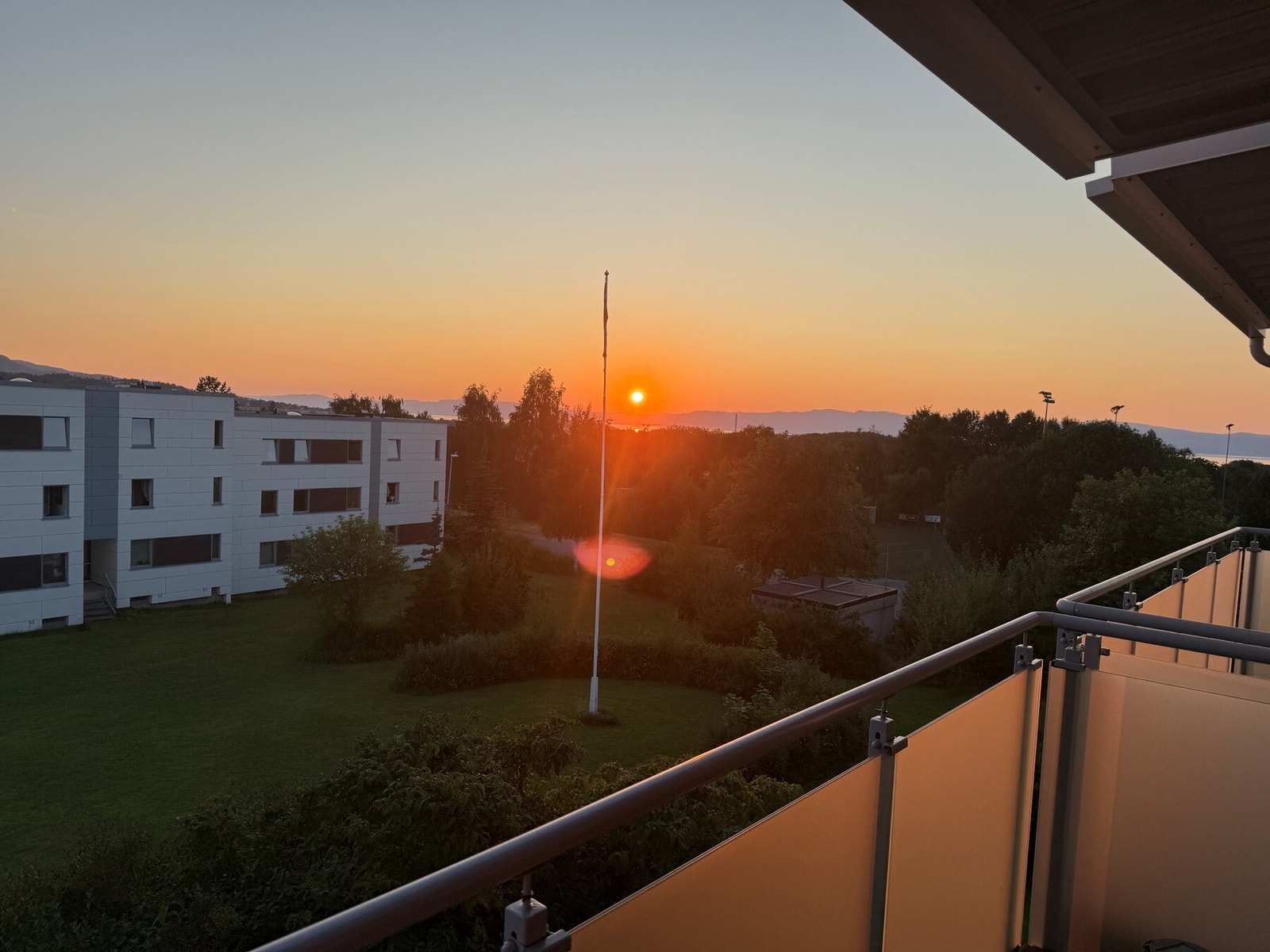 Ettertraktet beliggenhet; leiligheten ligger i øverste etasje på oddetallsrekka i Midtre Tunhøgda som gjør at du får et stort grøntareal rett utenfor, i stedet for fremtidig byggeplass og trafikkert vei som i Vestre Tunhøgda. Galleribilde