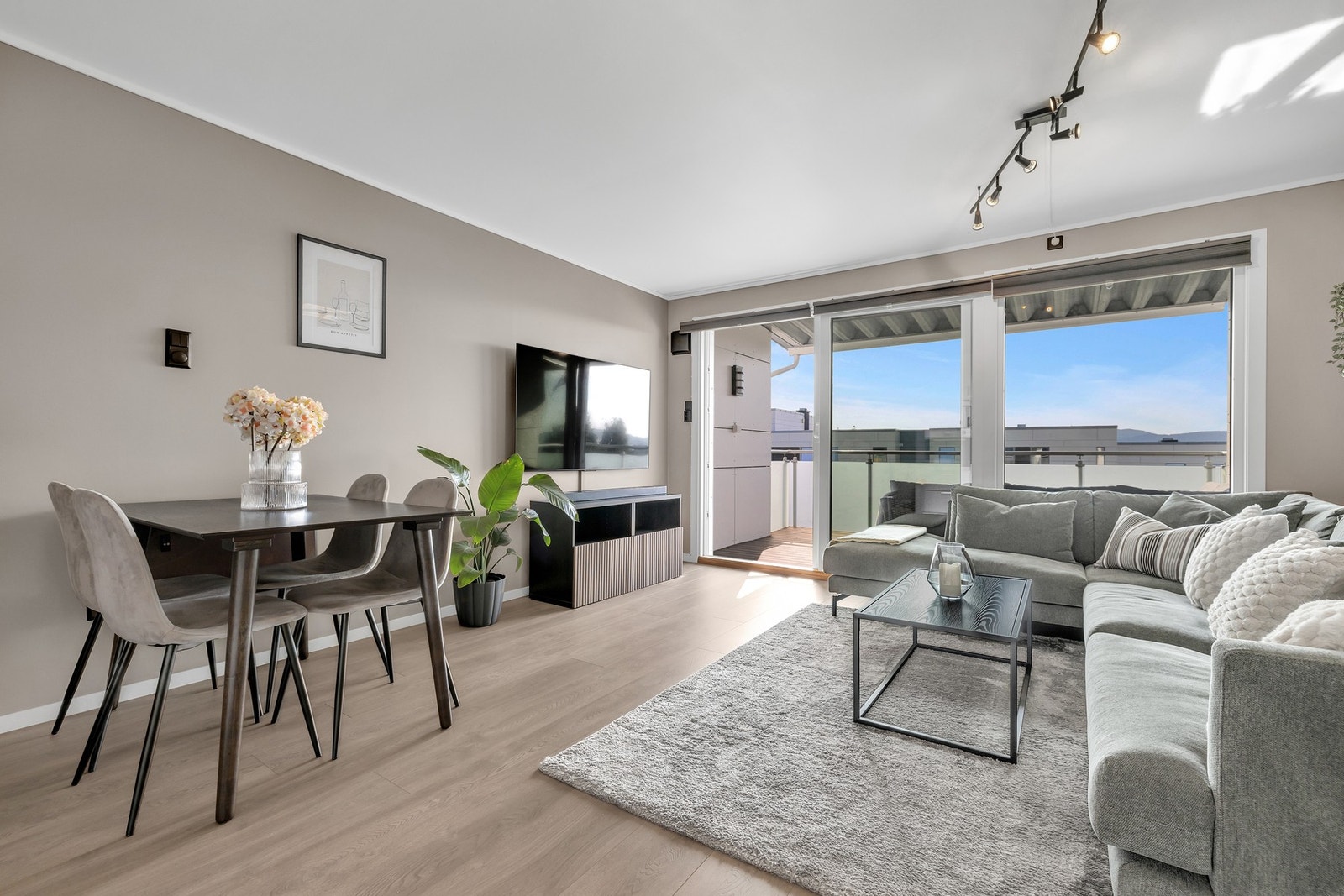 Leiligheten har vært gjenstand for en rekke oppgraderinger de siste år, og fremstår svært tiltalende. Leiligheten er energieffektiv og har et lavt strømforbruk. Galleribilde