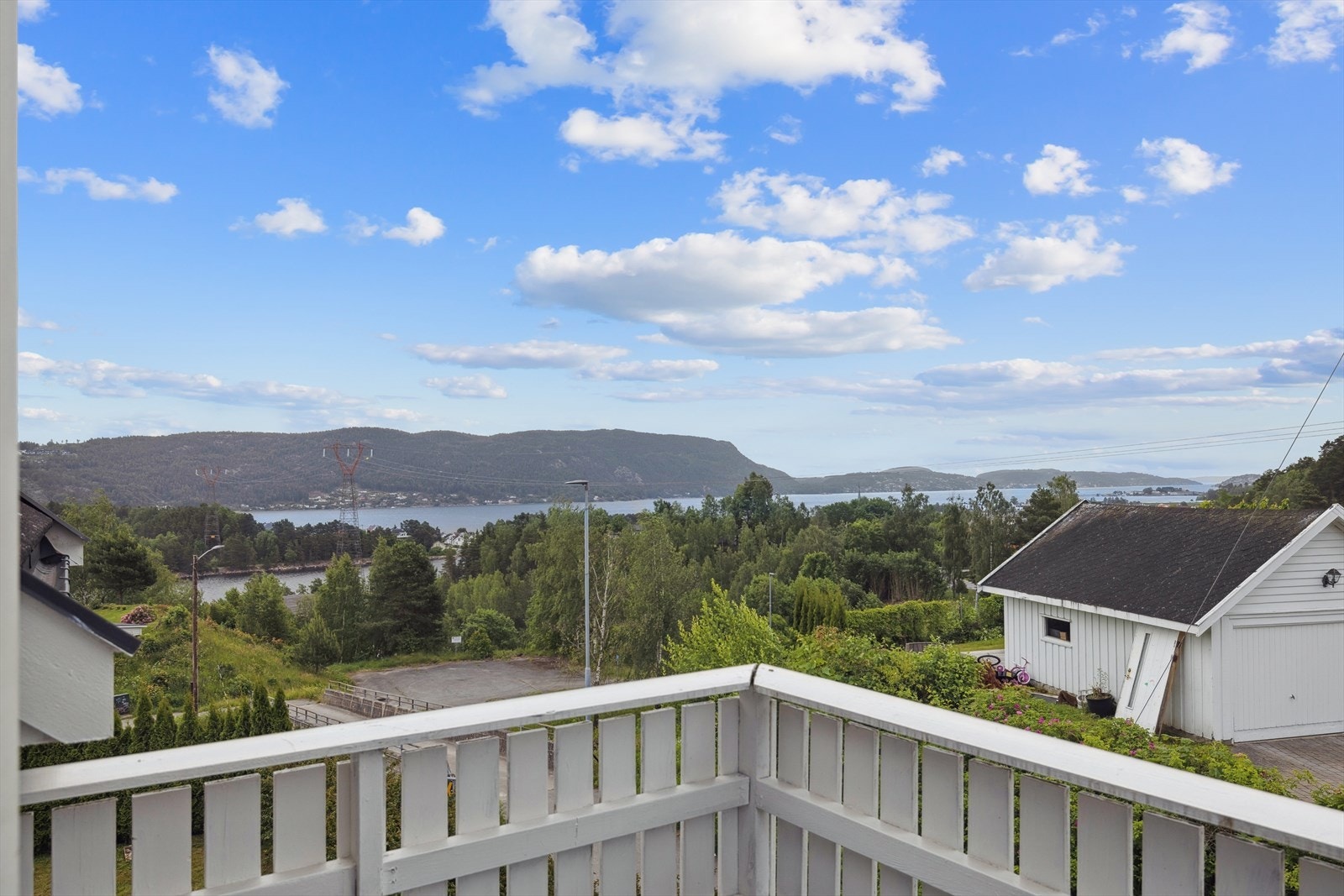 Fantastisk utsikt mot Svelvik sentrum og vannet Galleribilde