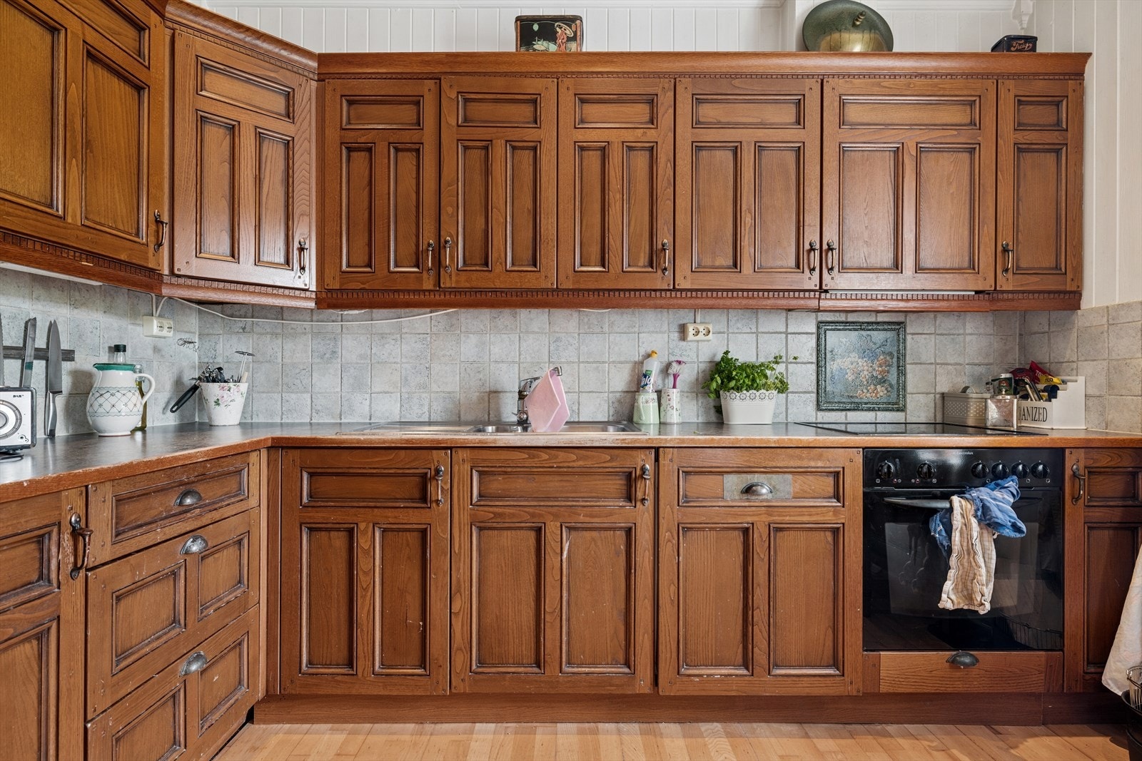 Kjøkken med god skap- og benkeplass. Hvitevarer medfølger handelen Galleribilde