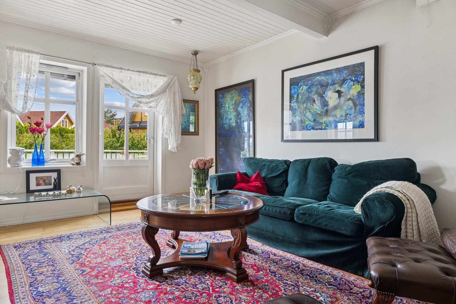 Fra stuen er det utgang til terrasse og hage Galleribilde