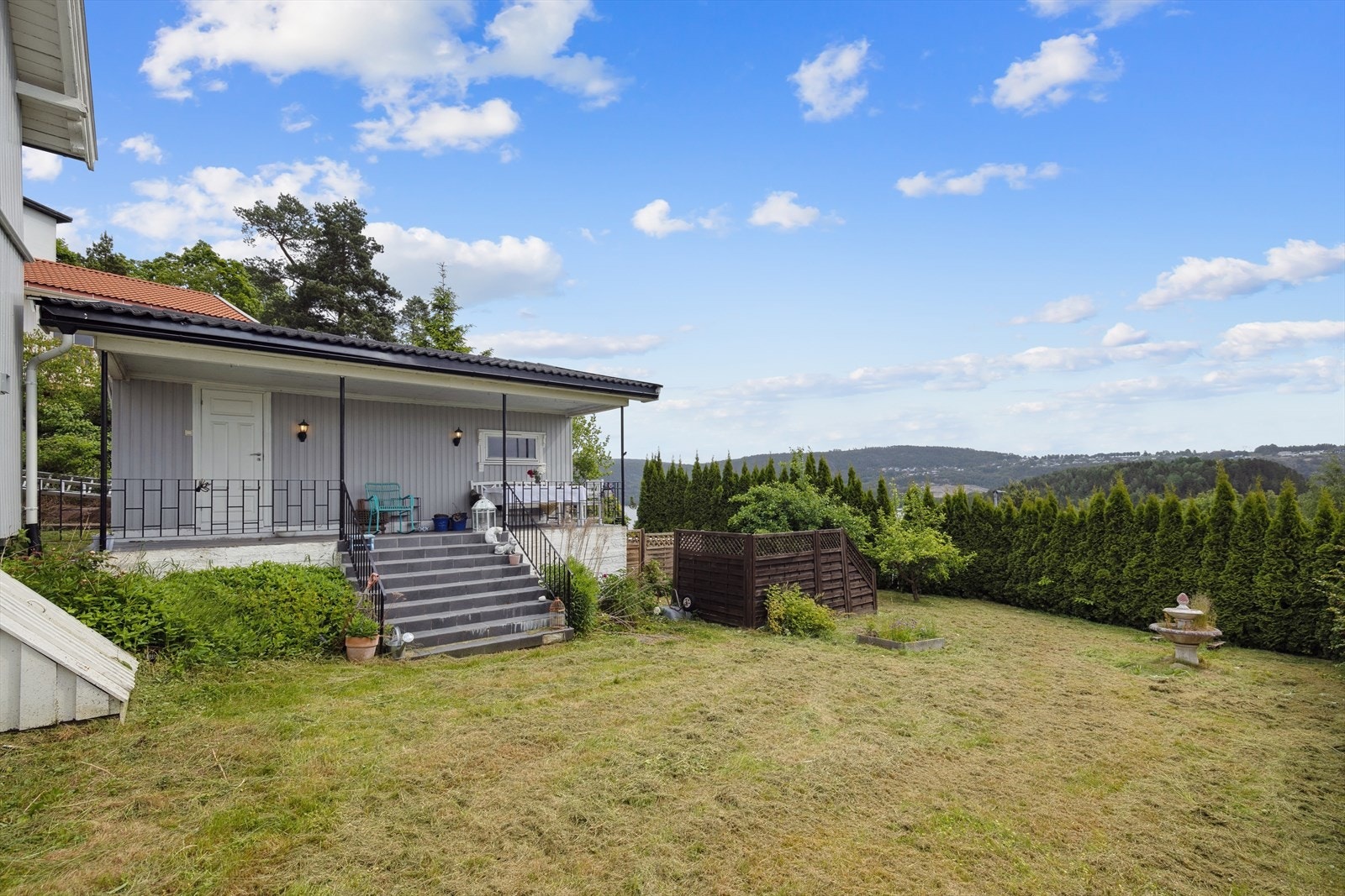 Skjermet uteområde med hekk rundt hele hagen Galleribilde