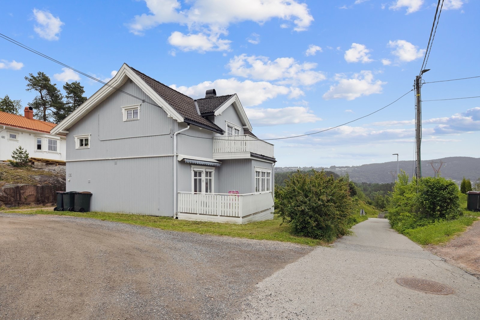 Attraktiv beliggenhet i et svært barnevennlig og rolig område med kun få minutters gange til Svelvik sentrum Galleribilde