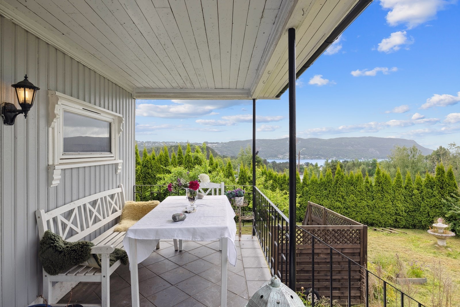 Populær beliggenhet med kort veil til skoler, barnehager, sentrum, samt fine bademuligheter og turområder Galleribilde