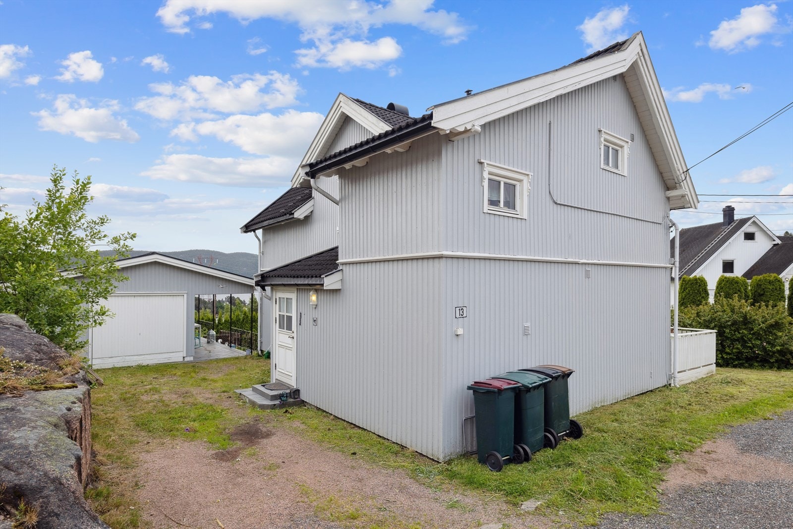 Karakteristisk enebolig fra 1920 med garasje og utvendig bod Galleribilde