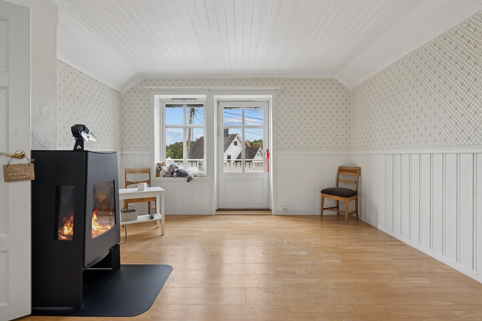 I 2. etasje er det to rom, hvorav et benyttes som soverom i dag og et som stue. Fra stuen er det adkomst til balkong. Galleribilde