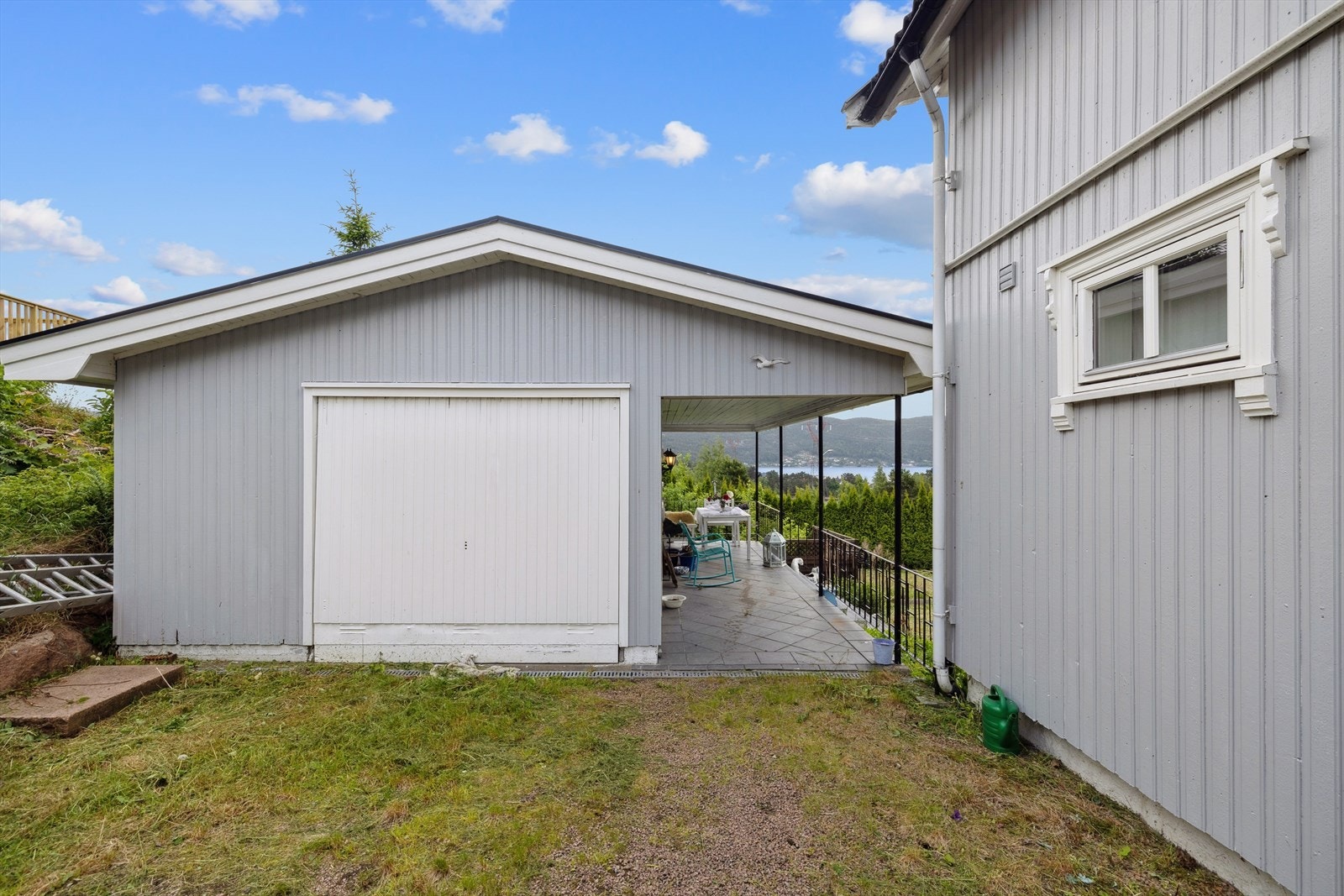 Garasje og bod med gode lagringsmuligheter, samt hyggelig overbygget uteplass Galleribilde