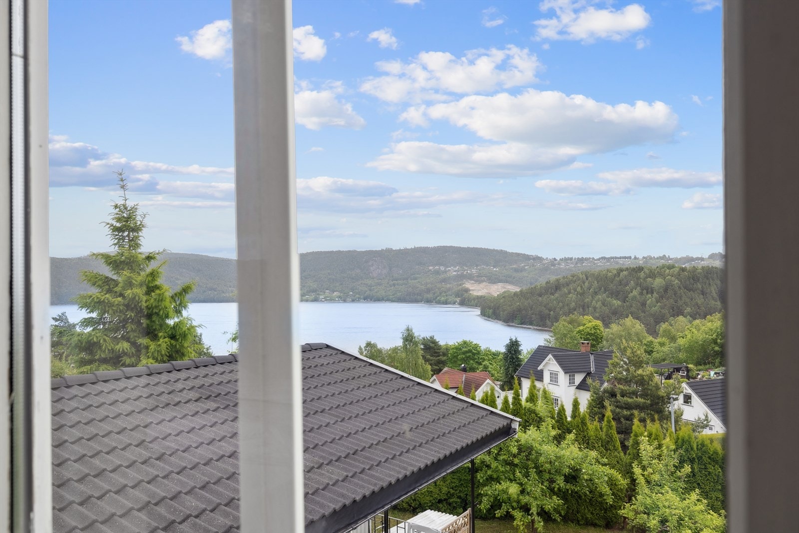 Nydelig utsikt fra hovedsoverommet Galleribilde