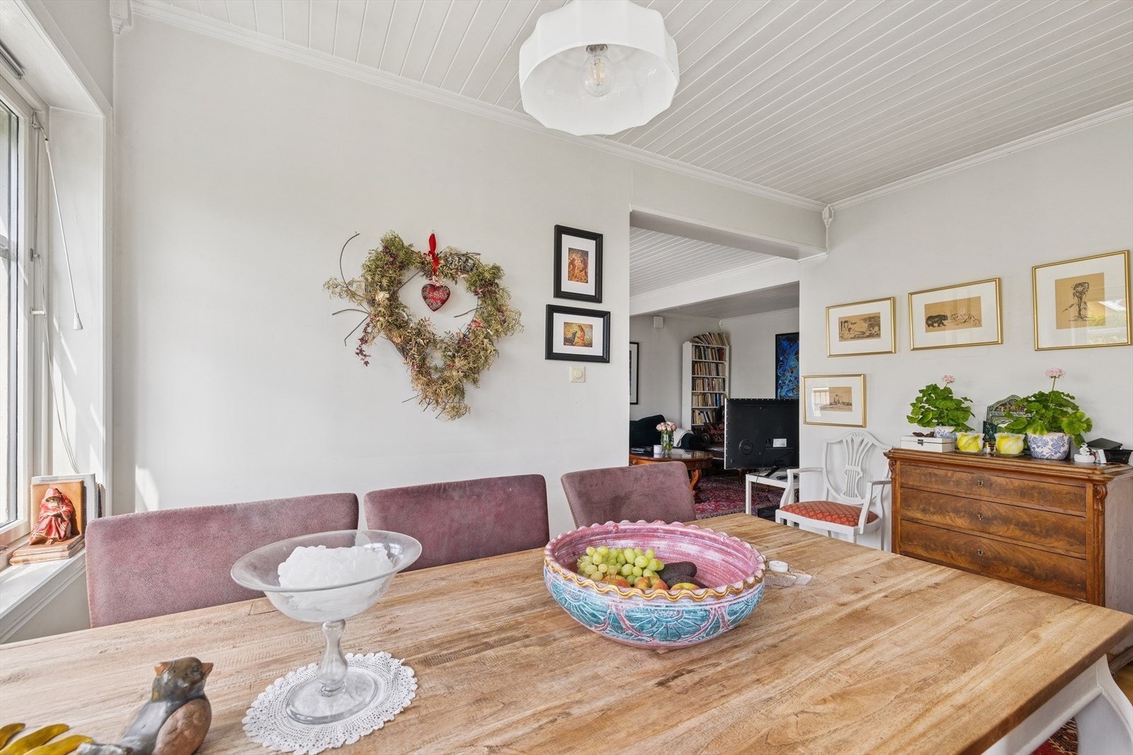 Fra stuen kommen man videre inn til spisestuen Galleribilde