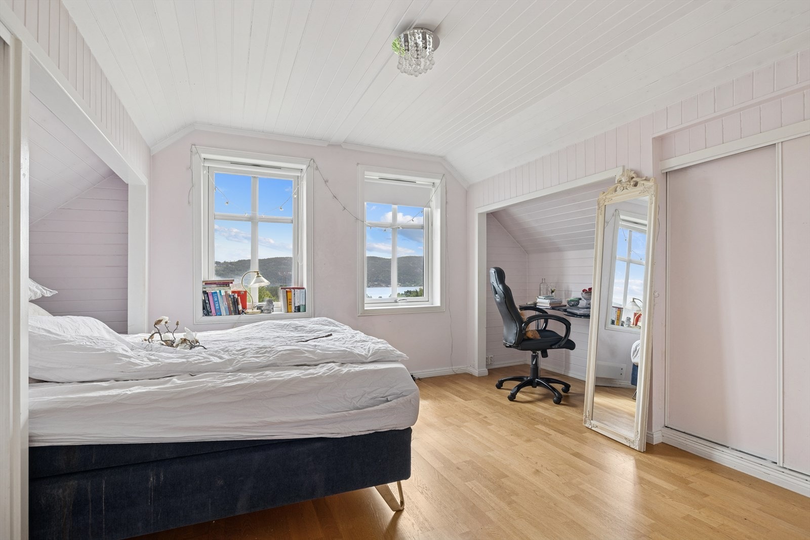 Hovedsoverom med skyvedørsgaderobe Galleribilde