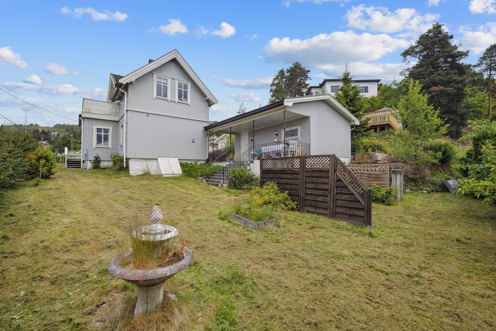 Den usjenerte hagen gir et privat uteområde med stort potensiale for å bli en grønn og idyllisk oase Galleribilde