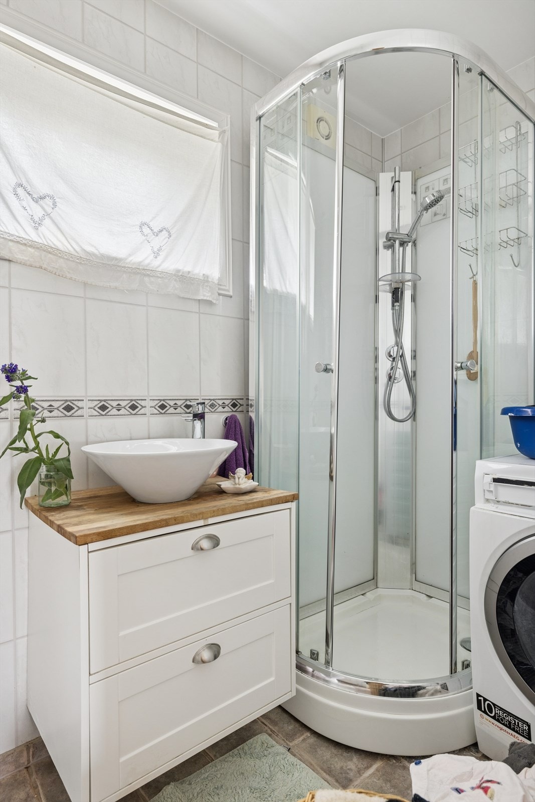 Bad i 1. etasje med opplegg for vaskemaskin Galleribilde