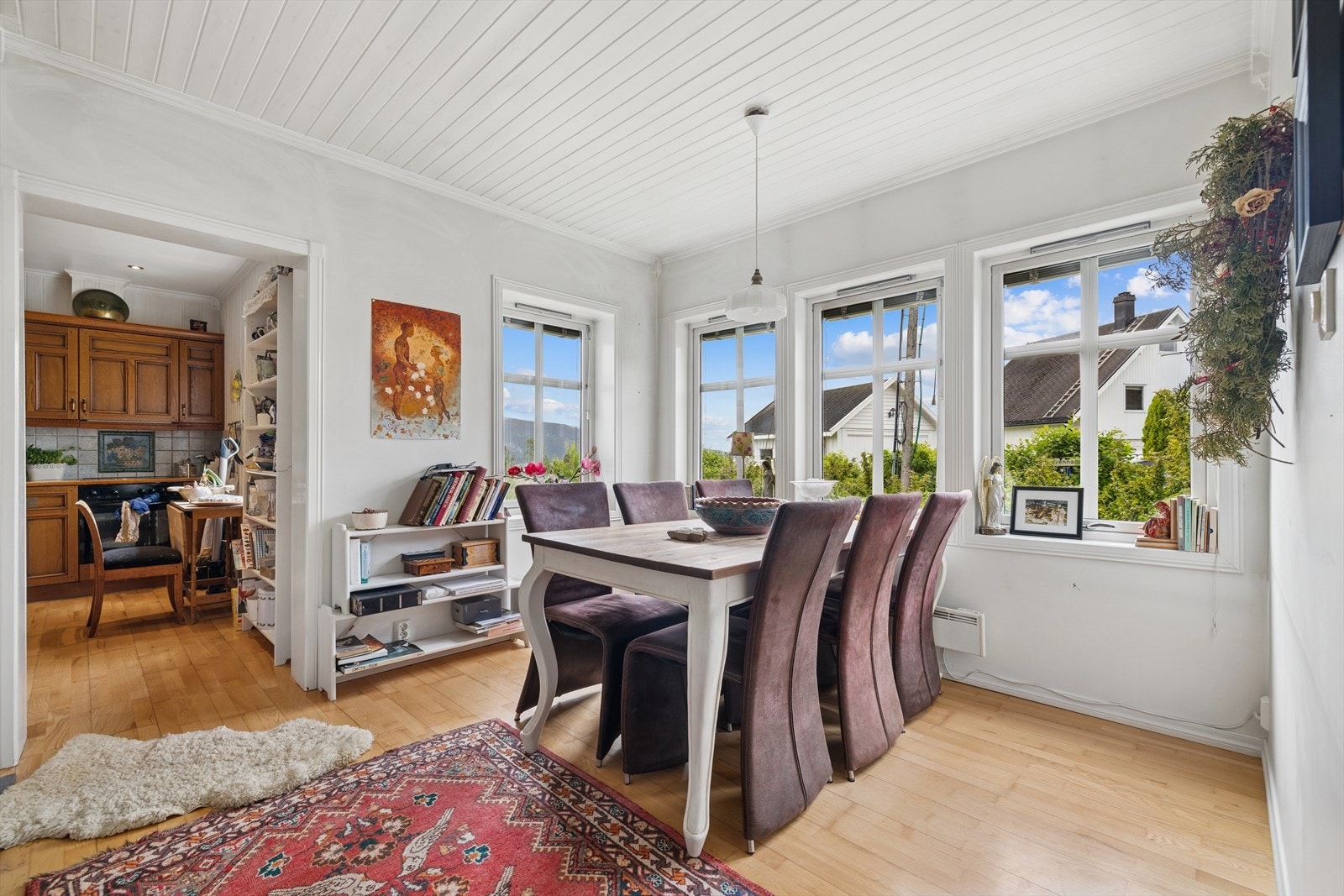 Trivelig spisestue med store vindusflater som gir godt med utsyn og dagslys Galleribilde