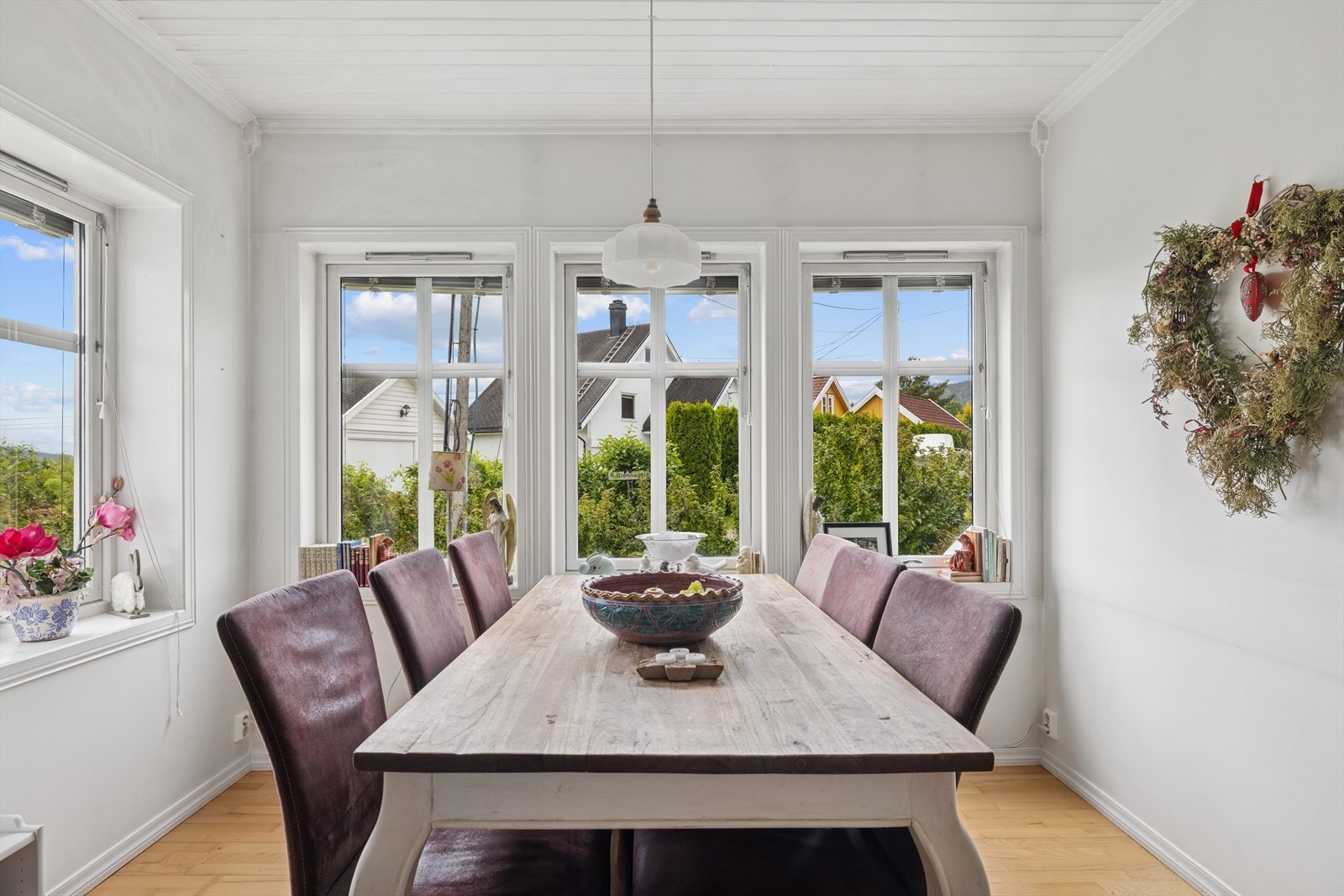 Vinduene vender ut mot hagen Galleribilde