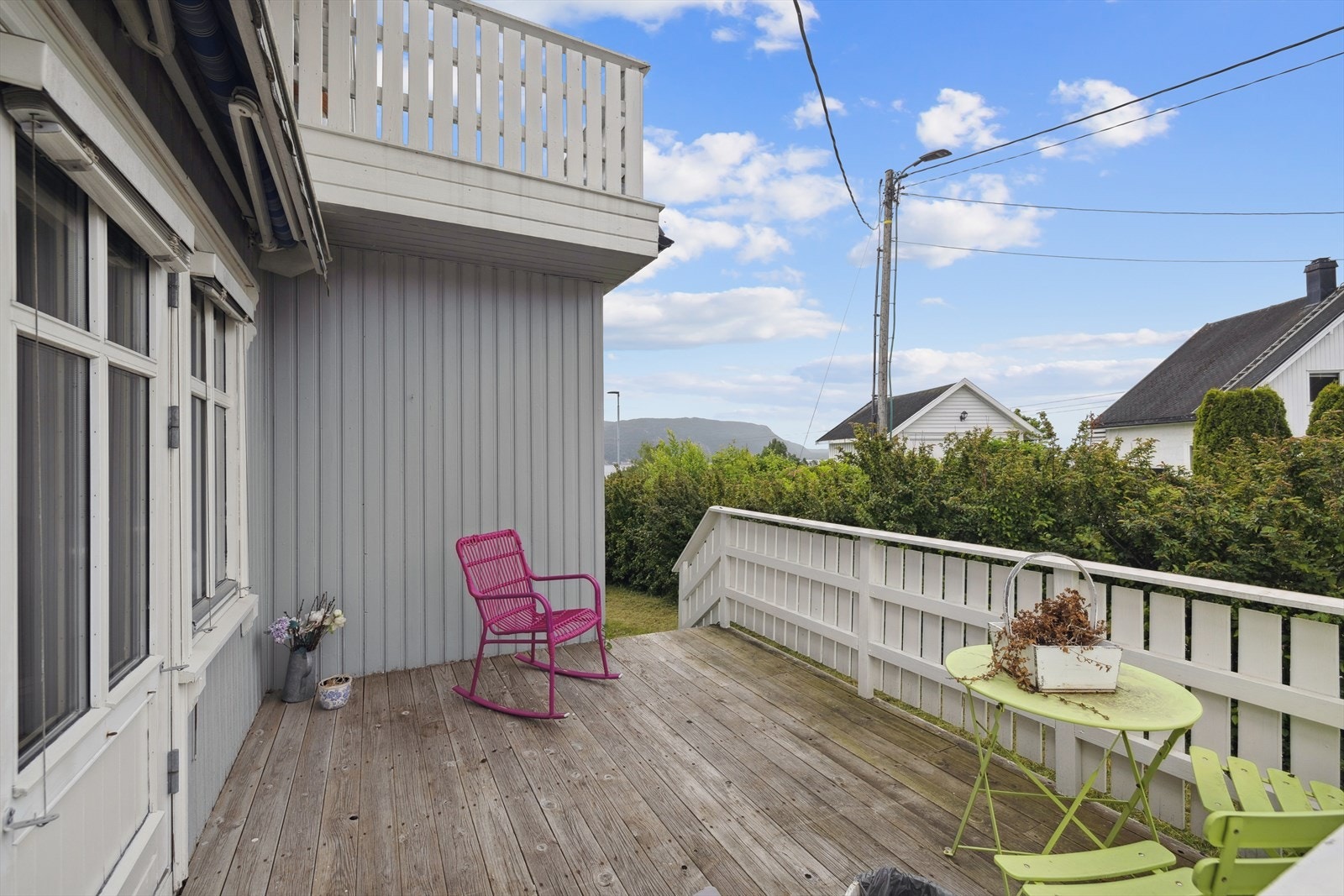 Terrasse med adkomst fra stue og videre trapp til skjermet hage Galleribilde