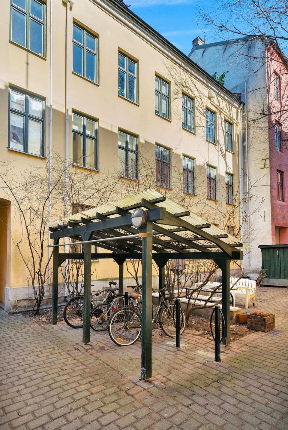 Sykkelparkering i gården Galleribilde