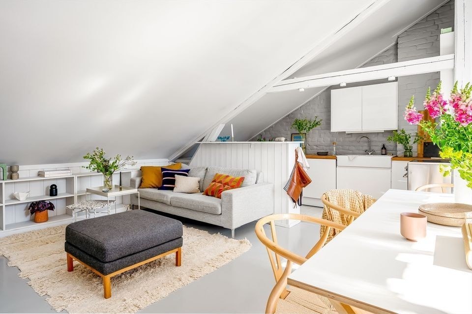 Stuen er delt opp fra kjøkkenet med en halvvegg Galleribilde