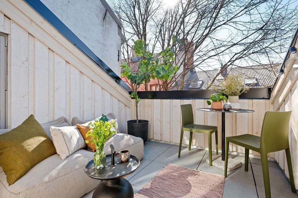 Lun og skjermet terrasse med veldig gode solforhold Galleribilde