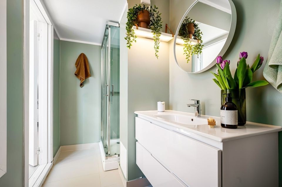 Pent bad med dusjkabinett og innredning med heldekkende servant Galleribilde