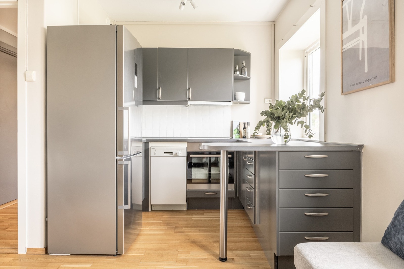 Den praktisk kjøkkenøyen gir ekstra albuerom så vel som sitteplasser. Galleribilde